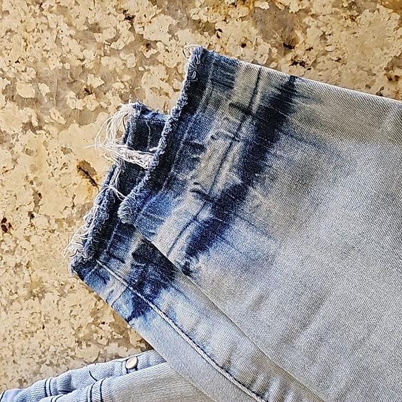 Judy Blue, Like New Slim Fit Jeans in 18W - Acid Wash, Ankle Detail, Raw Hem - Picture 2 of 5